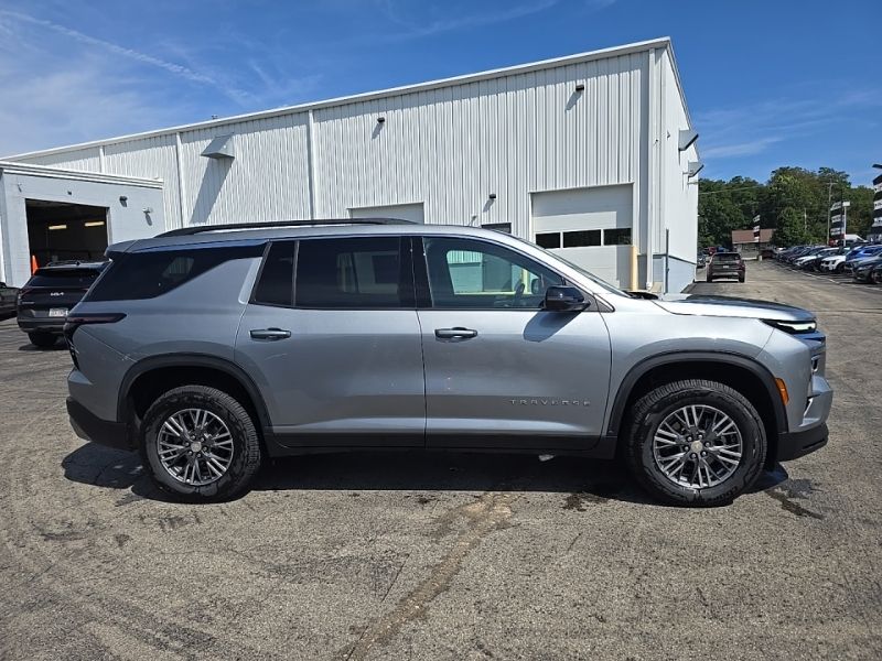 Used 2025 Chevrolet Traverse SUV