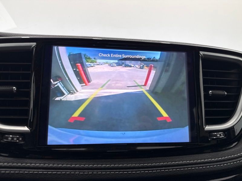 Used 2025 Chrysler Pacifica Van