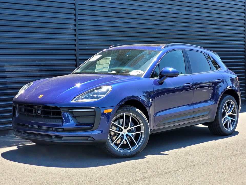 2026 Porsche Macan Base in Gentianblue