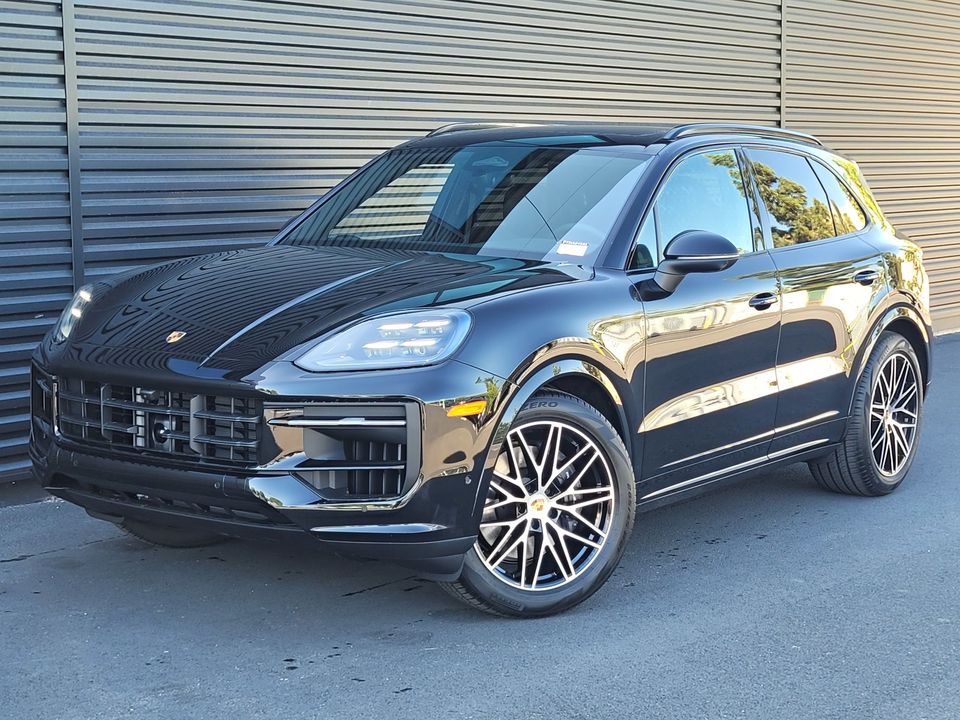 2026 Porsche Cayenne Base in Chromite Black Metallic