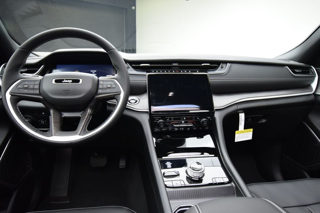 new 2025 Jeep Grand Cherokee car, priced at $52,550