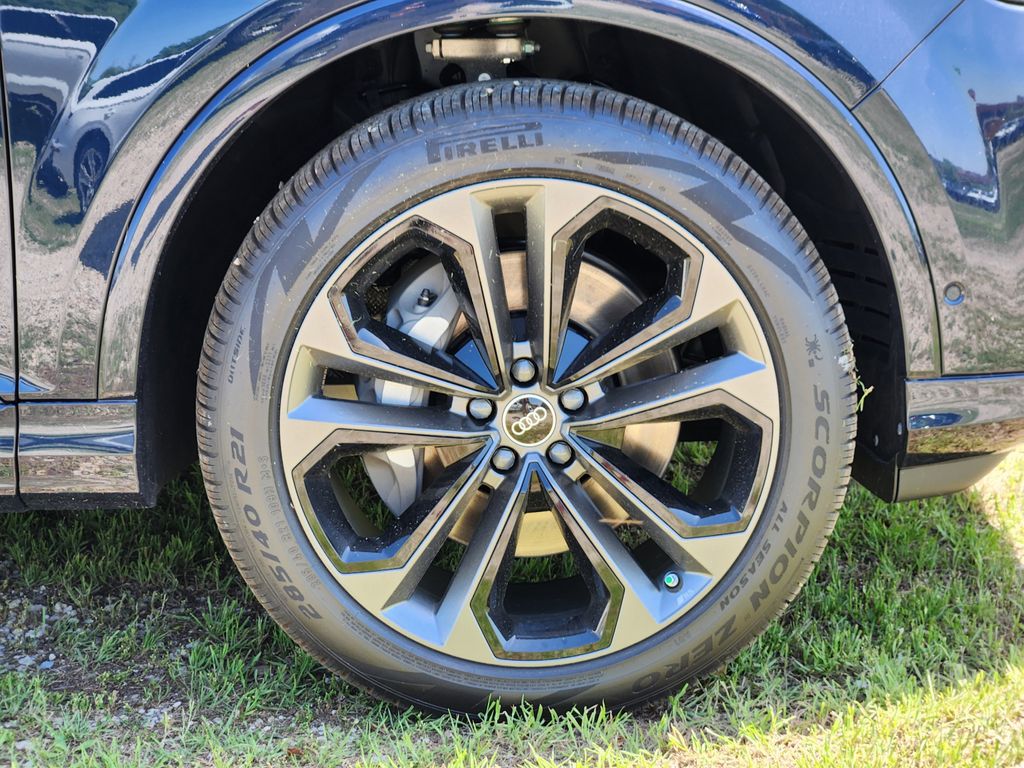 new 2025 Audi Q7 car, priced at $77,840
