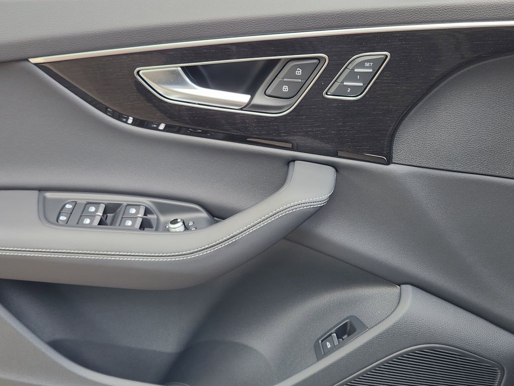 new 2025 Audi Q7 car, priced at $77,750