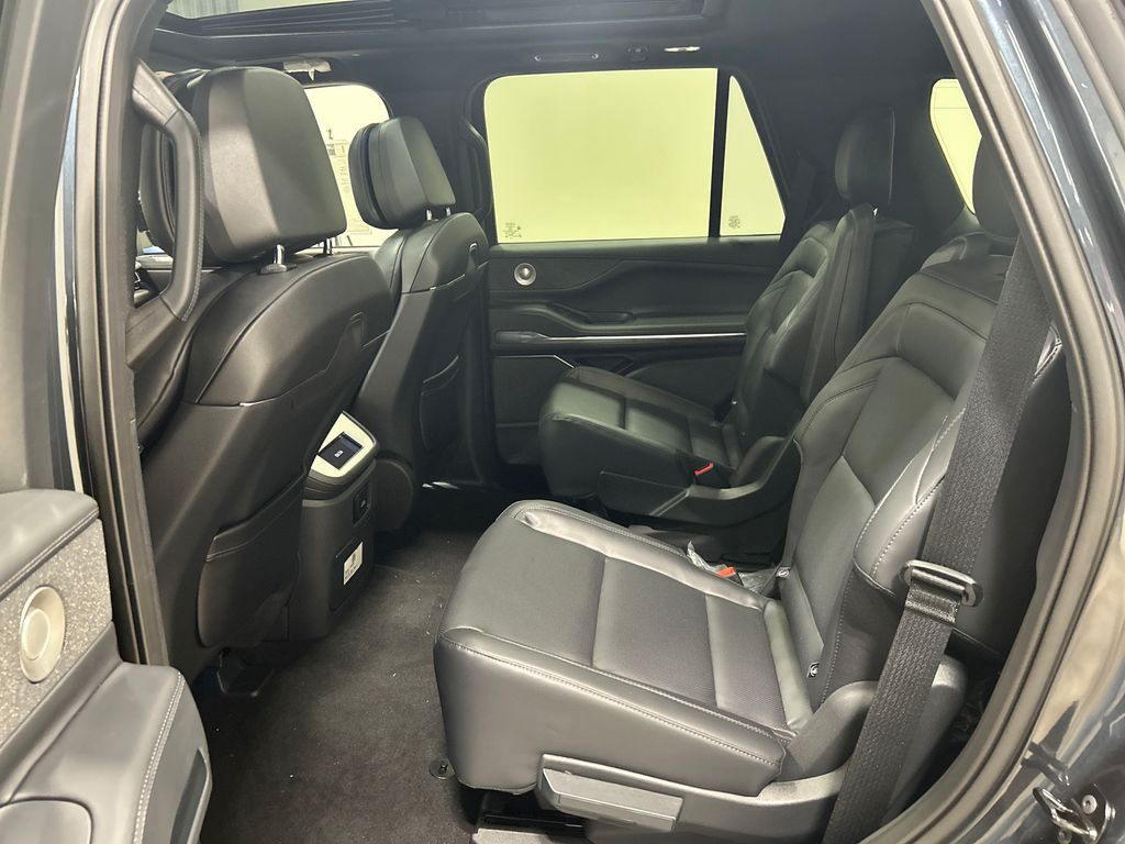 new 2025 Lincoln Navigator car, priced at $106,555