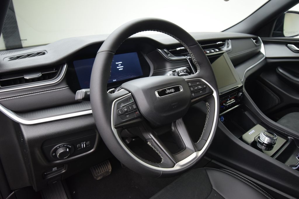 new 2025 Jeep Grand Cherokee car, priced at $37,308