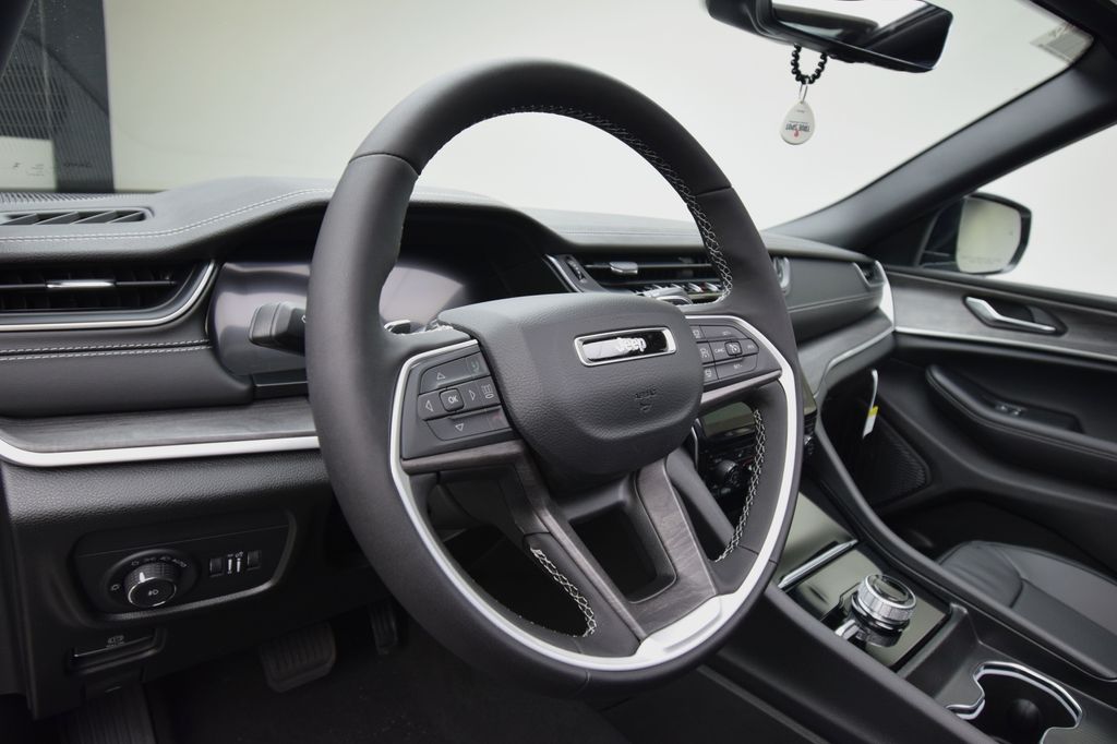 new 2025 Jeep Grand Cherokee car, priced at $54,405