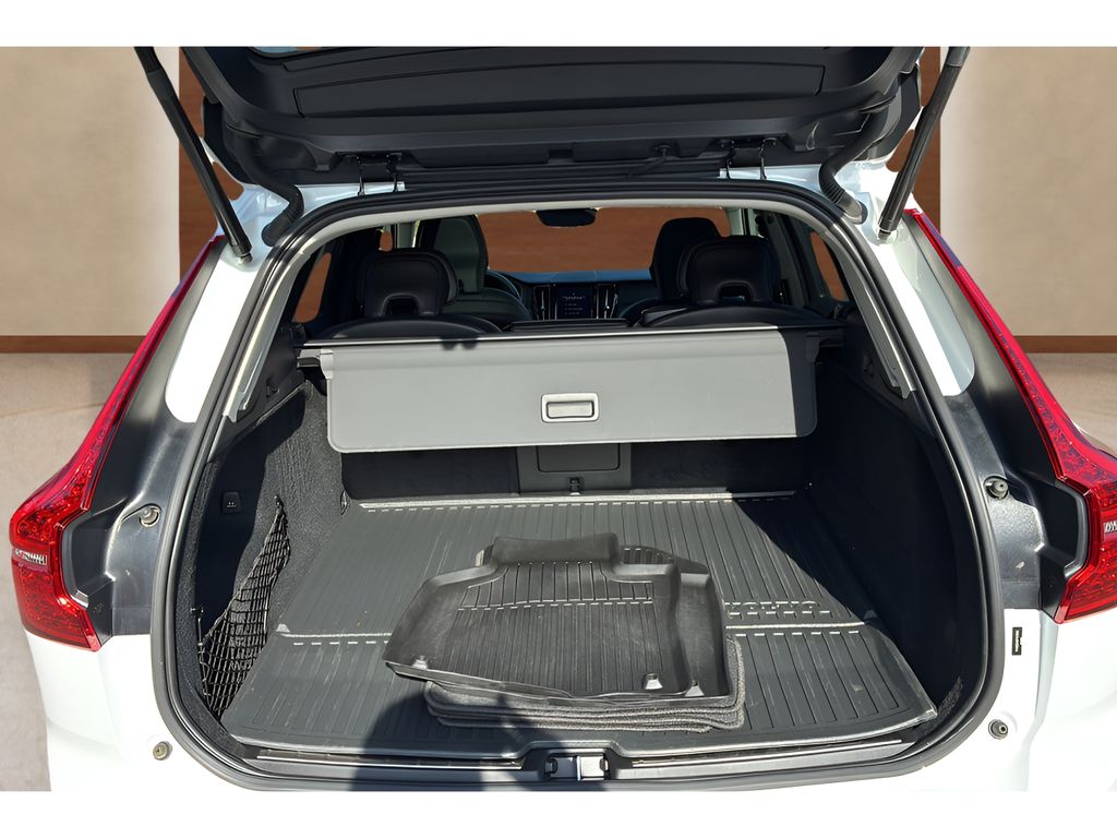 used 2023 Volvo XC60 Recharge Plug-In Hybrid car, priced at $36,400