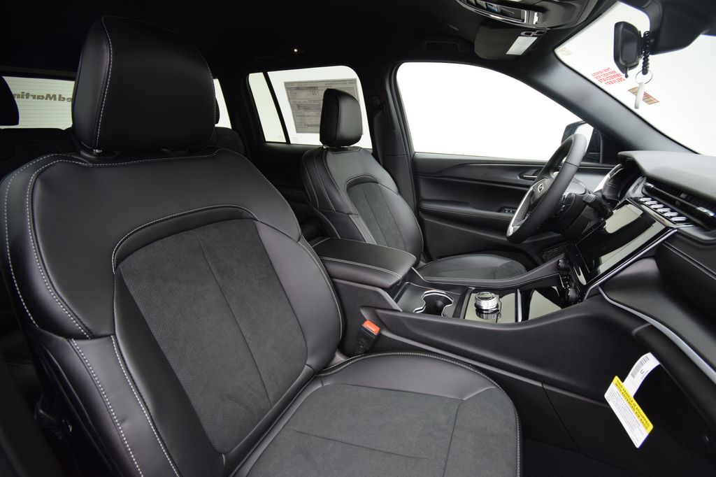 new 2025 Jeep Grand Cherokee car, priced at $37,308