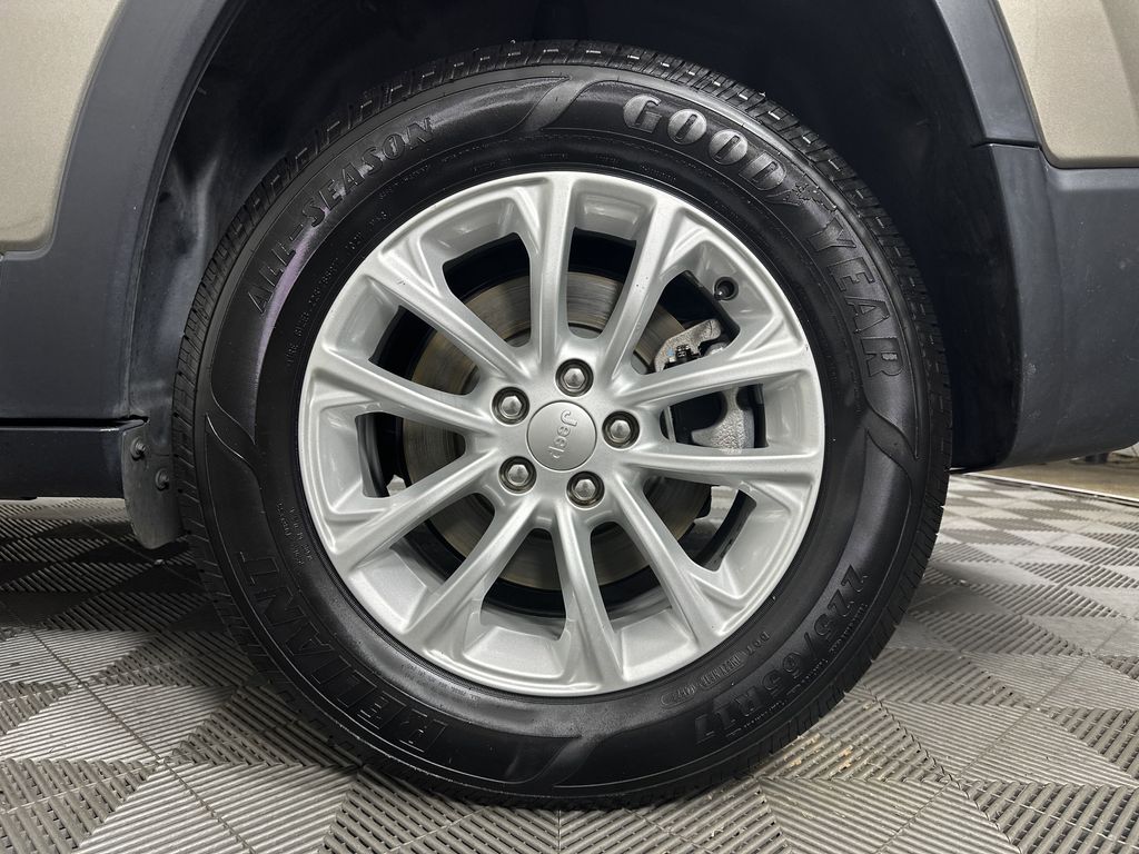 used 2019 Jeep Cherokee car, priced at $15,579