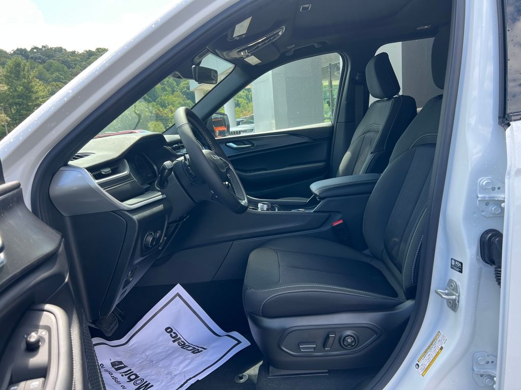 new 2025 Jeep Grand Cherokee car, priced at $38,900