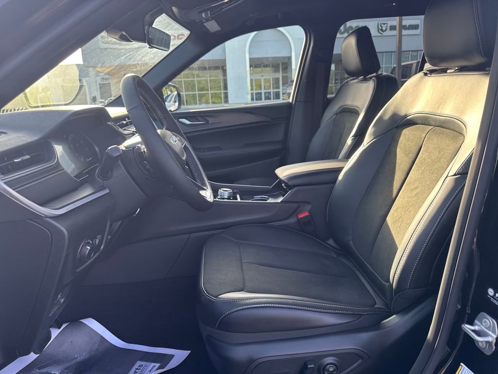 new 2025 Jeep Grand Cherokee car, priced at $42,290