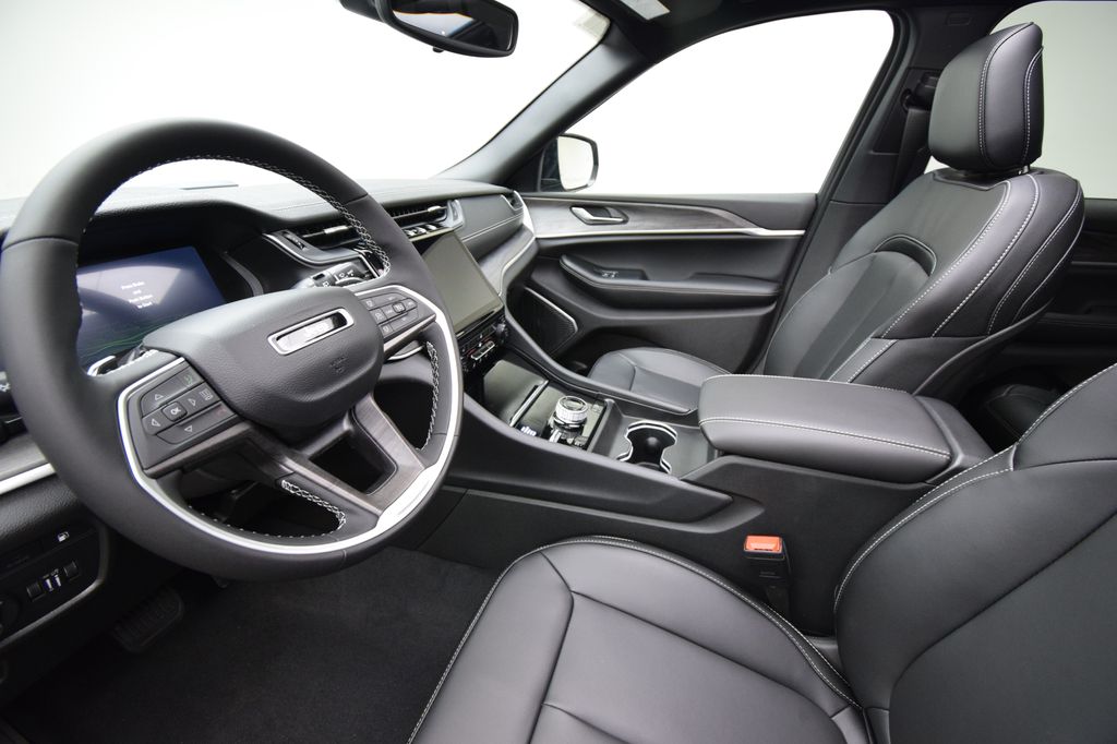 new 2025 Jeep Grand Cherokee car, priced at $52,550