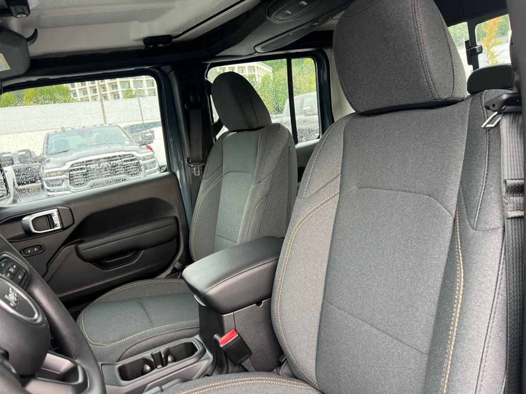 new 2025 Jeep Gladiator car, priced at $41,595