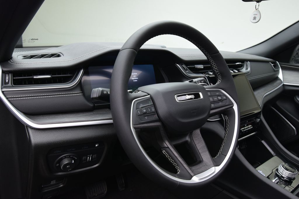 new 2025 Jeep Grand Cherokee car, priced at $52,304