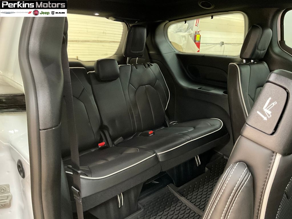 new 2025 Chrysler Pacifica car, priced at $47,352