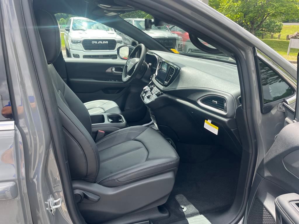 new 2025 Chrysler Pacifica car, priced at $43,527