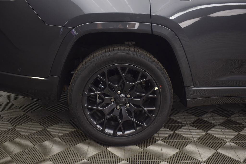new 2025 Jeep Grand Cherokee L car, priced at $70,107