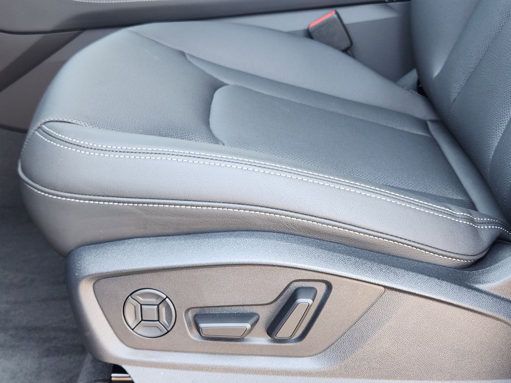 new 2025 Audi Q7 car, priced at $77,750