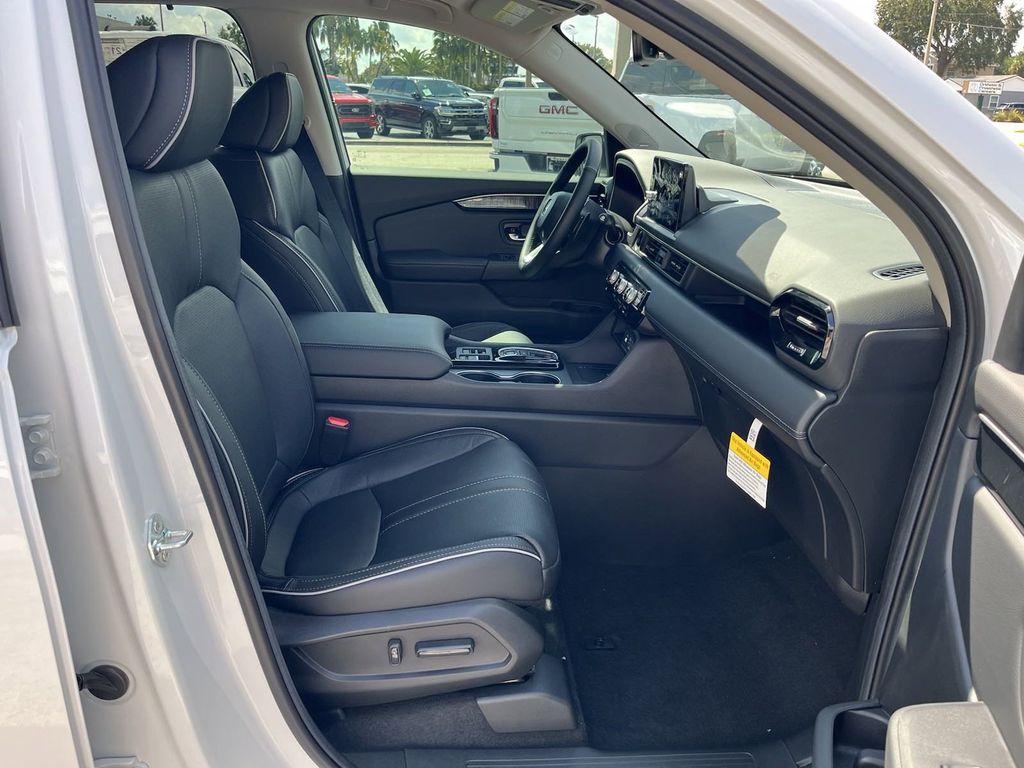new 2025 Honda Pilot car, priced at $54,437