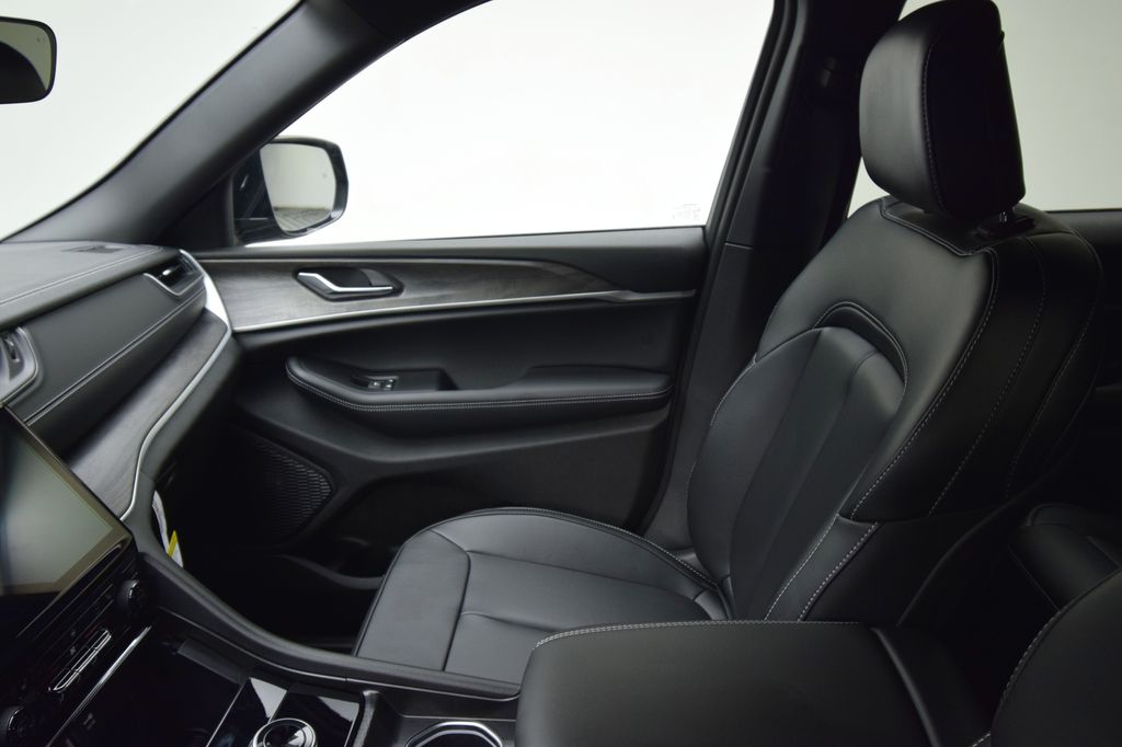 new 2025 Jeep Grand Cherokee car, priced at $42,570