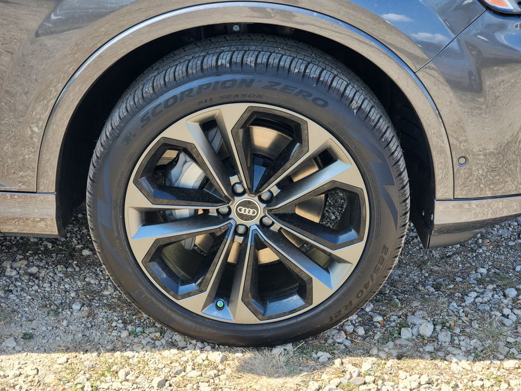 new 2025 Audi Q7 car, priced at $77,840