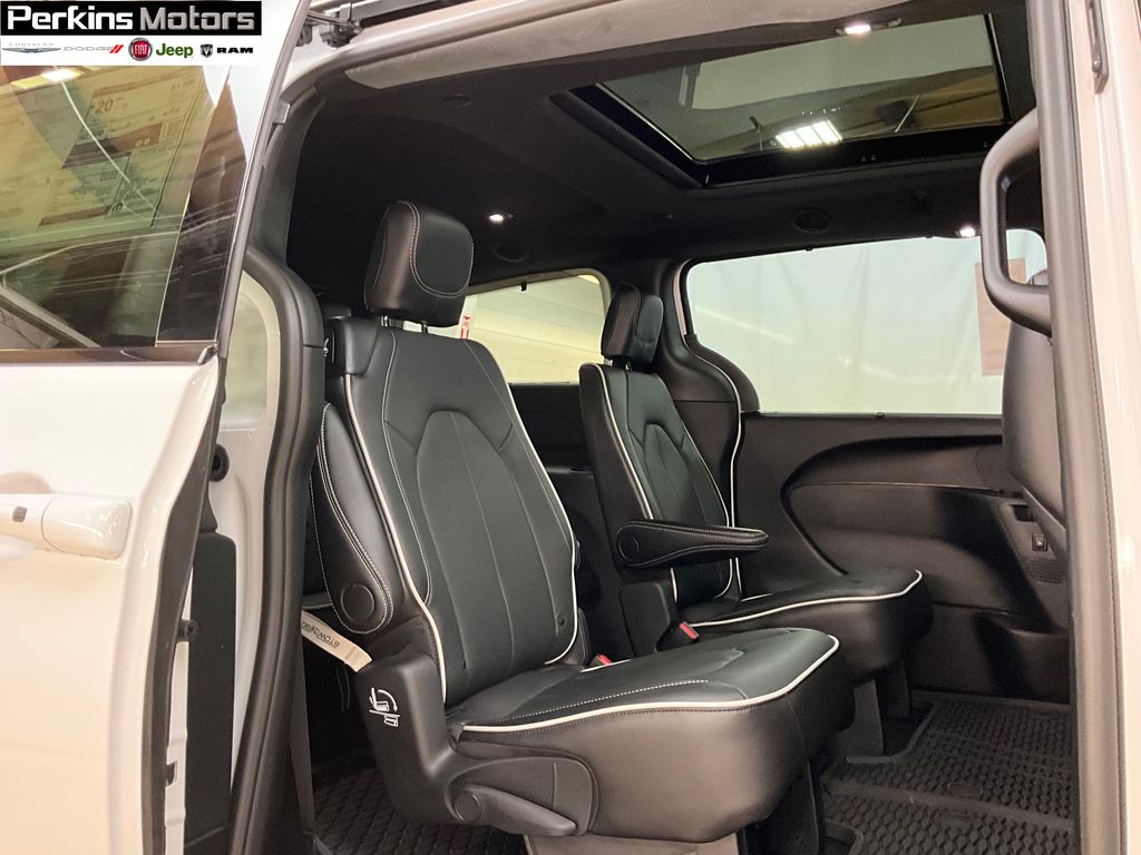 new 2025 Chrysler Pacifica car, priced at $47,352