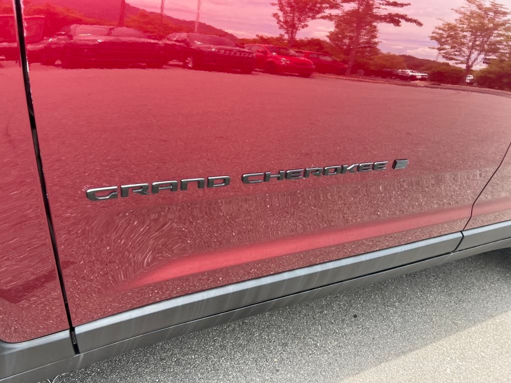new 2025 Jeep Grand Cherokee car, priced at $38,990