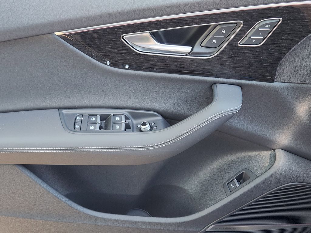 new 2025 Audi Q7 car, priced at $77,750