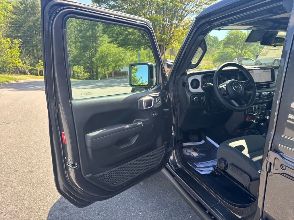 new 2025 Jeep Wrangler car, priced at $49,327