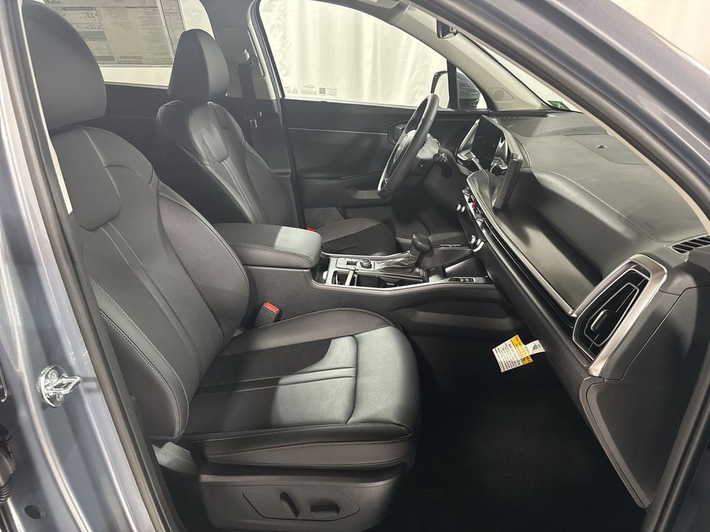 new 2025 Kia Sorento car, priced at $39,911