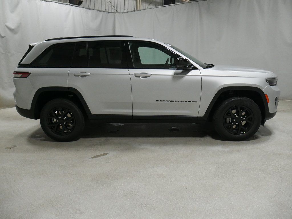 new 2024 Jeep Grand Cherokee car, priced at $42,030