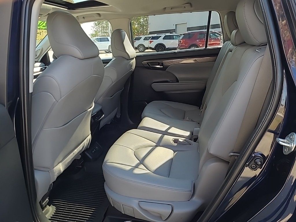 used 2020 Toyota Highlander car, priced at $30,749