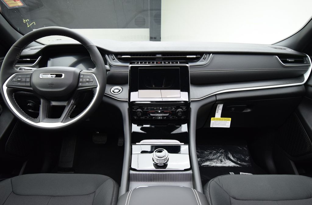 new 2025 Jeep Grand Cherokee car, priced at $40,288
