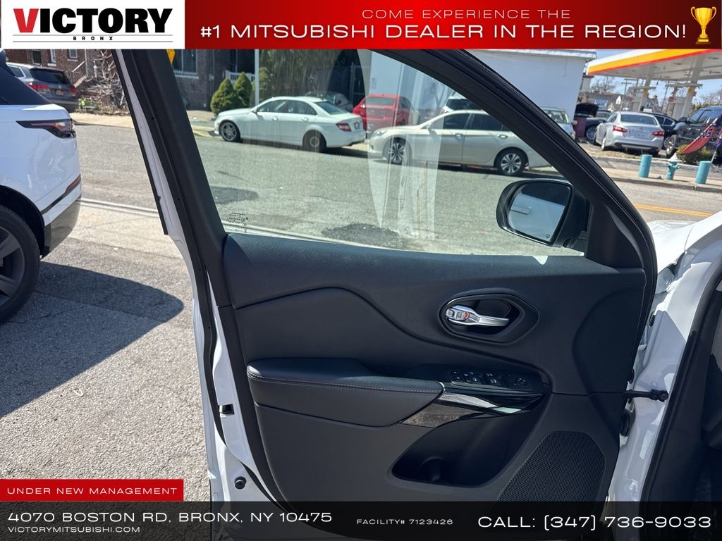 used 2023 Jeep Cherokee car, priced at $18,995