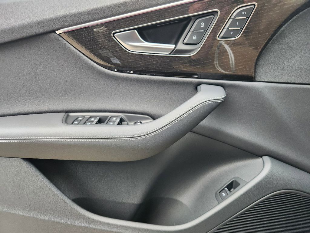 new 2025 Audi Q7 car, priced at $75,890