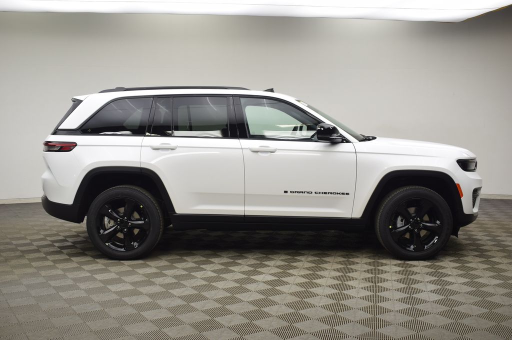 new 2025 Jeep Grand Cherokee car, priced at $44,347
