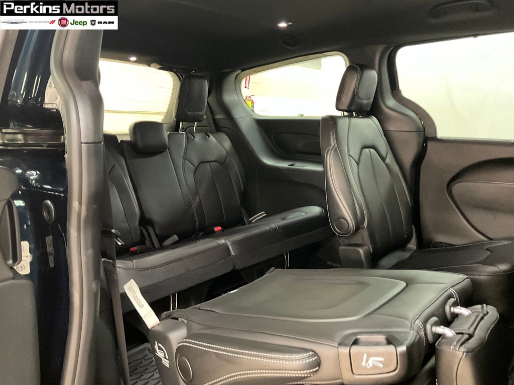 new 2025 Chrysler Pacifica car