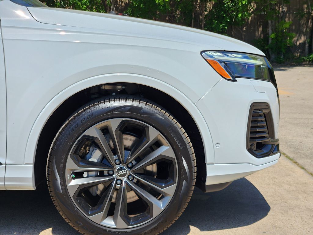 new 2025 Audi Q7 car, priced at $77,840