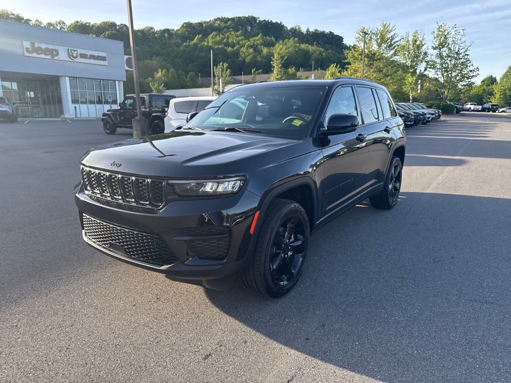 new 2025 Jeep Grand Cherokee car, priced at $42,290