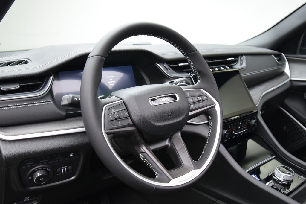 new 2025 Jeep Grand Cherokee car, priced at $52,550