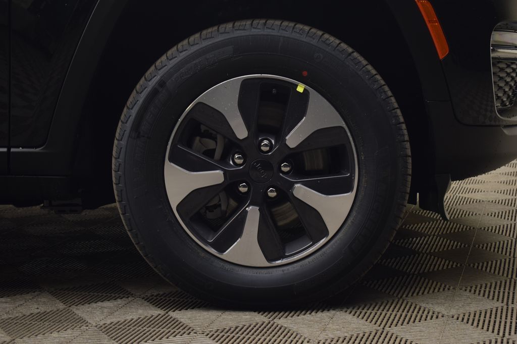 new 2025 Jeep Grand Cherokee car, priced at $52,304
