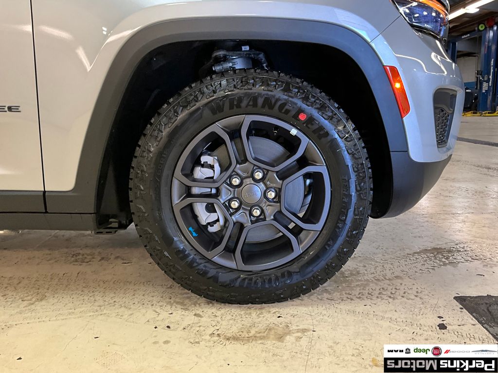new 2025 Jeep Grand Cherokee car, priced at $60,498