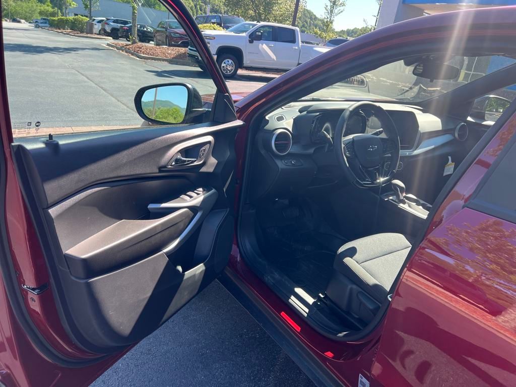 new 2025 Chevrolet Trax car, priced at $24,420