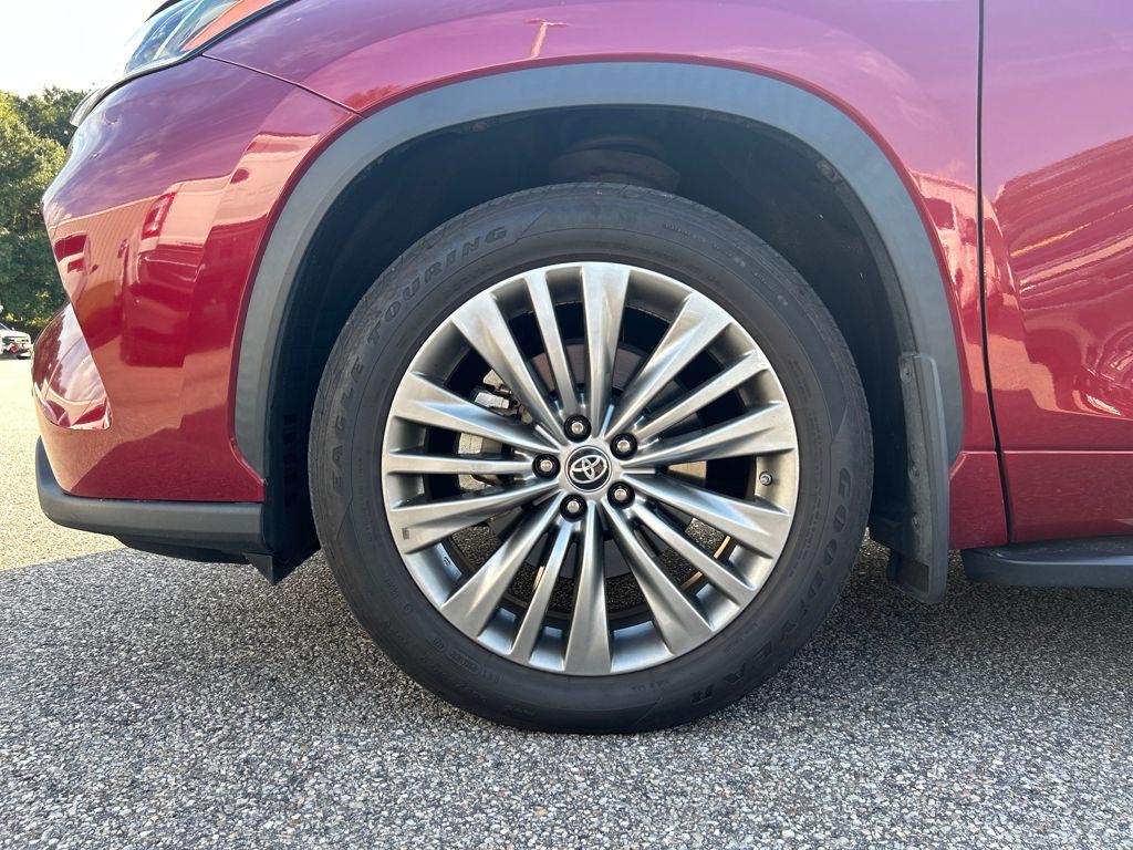 used 2021 Toyota Highlander car, priced at $35,300