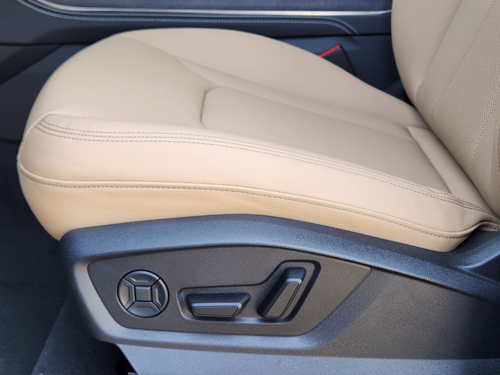 new 2025 Audi Q7 car, priced at $77,840