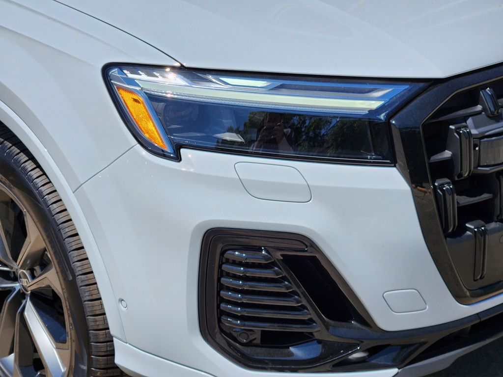 new 2025 Audi Q7 car, priced at $77,840