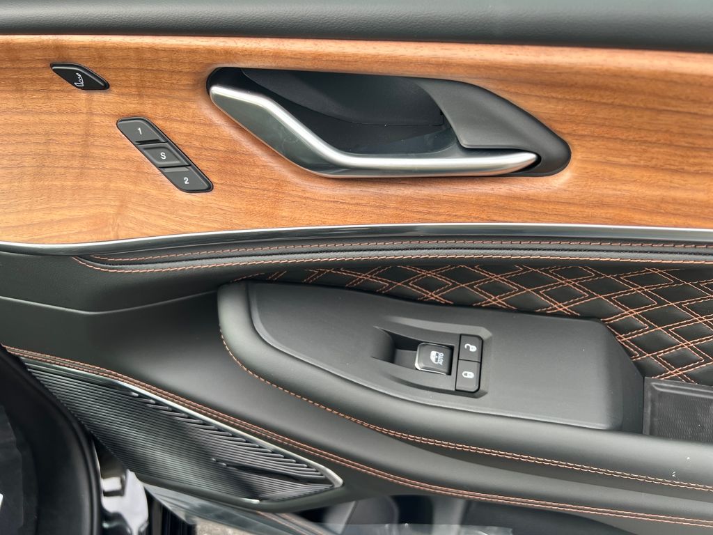 new 2025 Jeep Grand Cherokee car, priced at $64,990