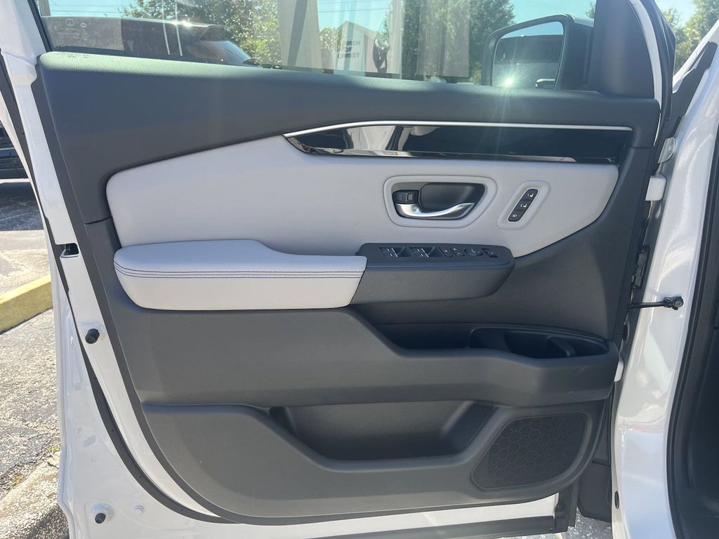 new 2025 Honda Pilot car, priced at $49,445