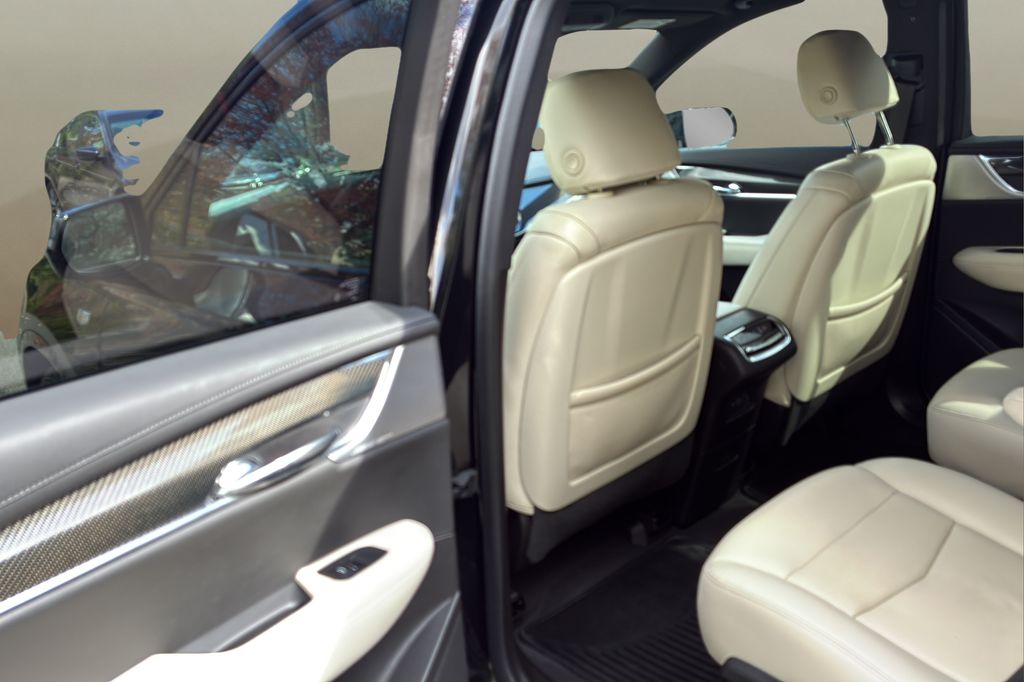 used 2022 Cadillac XT6 car, priced at $37,000