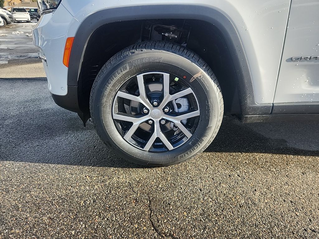 new 2025 Jeep Grand Cherokee car, priced at $46,990